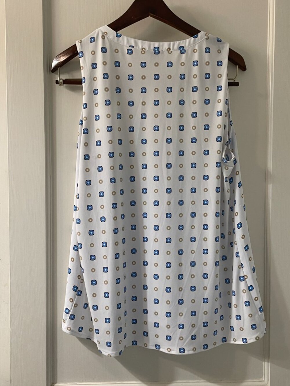 Ann Taylor Geometric Dots Split neck shell Size Medium - Picture 3 of 6